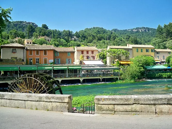 Fontaine de Vaucluse 2 km